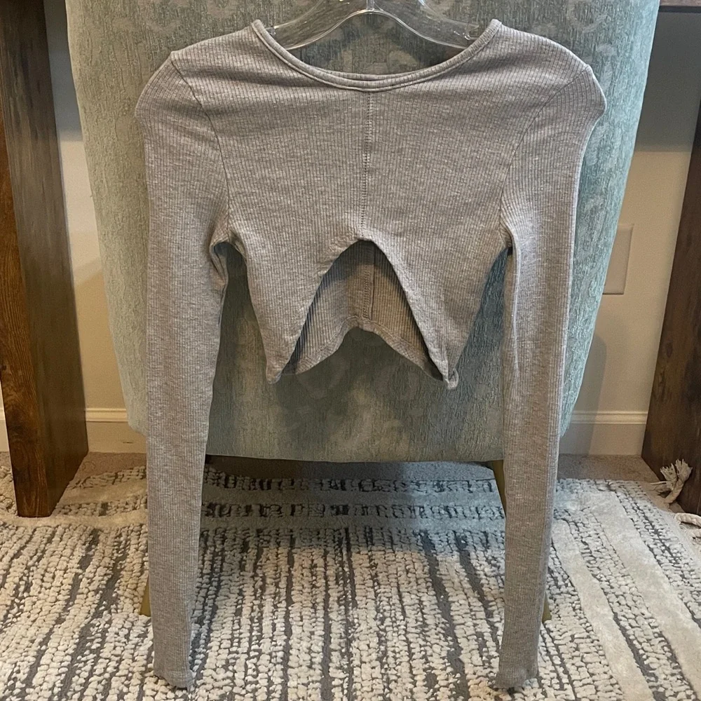 PrettyLittleThing Gray Ribbed Crop Top - Picture 1 of 4